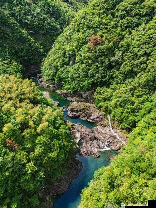 两峰夹溪地湿无泥之景