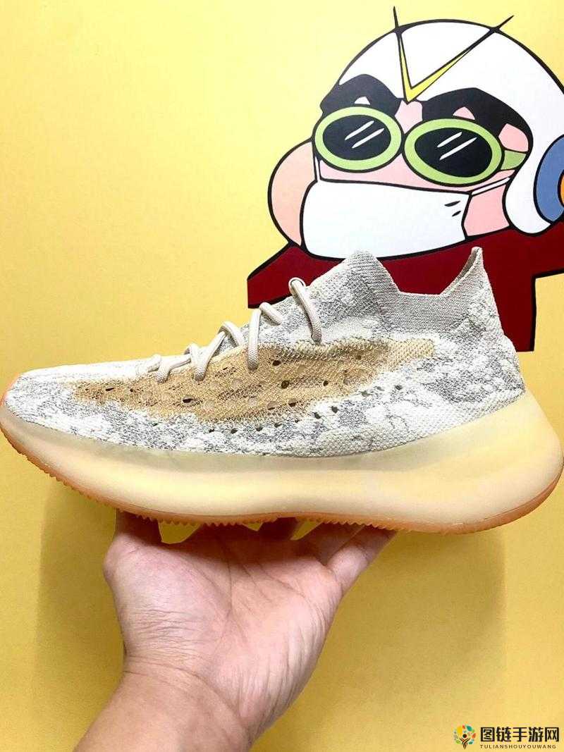 yeezy380 蜜桃粉与白色的时尚魅力